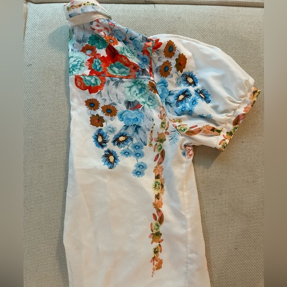 Beautiful Chiffon-like button down blouse- new!! Never worn! Puffy sleeves - Picture 9 of 9